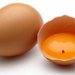 Почему в яйце кровь, можно его есть?
