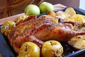 Утка с яблоками, рецепт приготовления мяса
